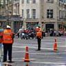 Enlèvement de débris et sécurisation sur une chaussée parisienne