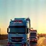 Dépanneuse effectuant un remorquage longue distance sur autoroute
